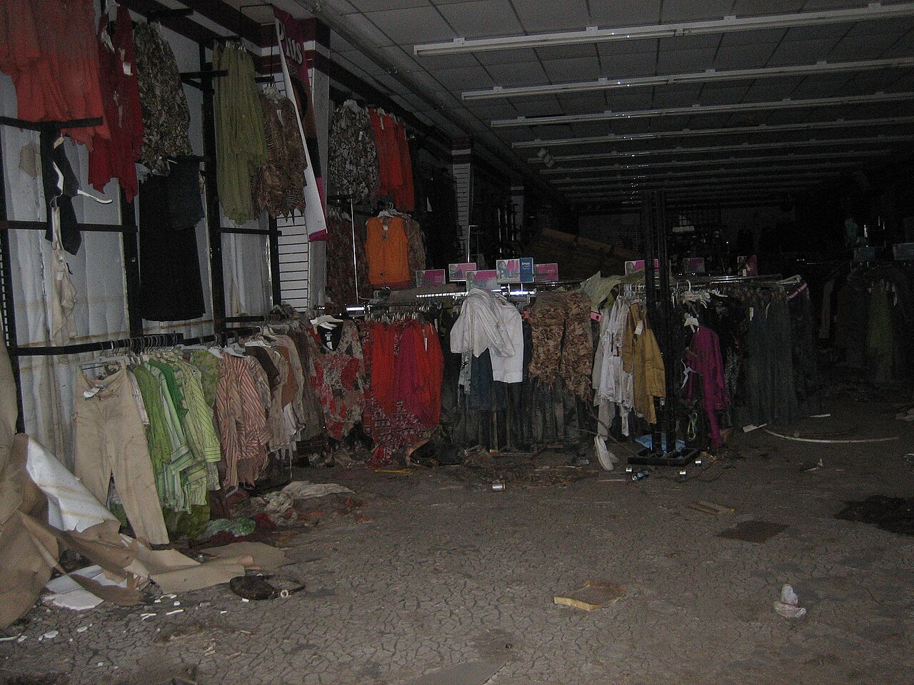 clothing store rack (foto: Infrogmation / CC BY 2.5, Wikimedia Commons)