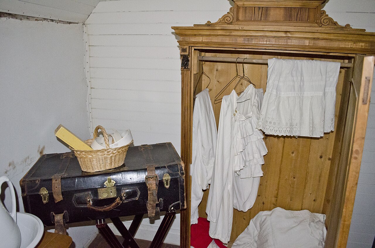 wardrobe garments (foto: Tim Evanson / CC BY-SA 2.0, Wikimedia Commons)