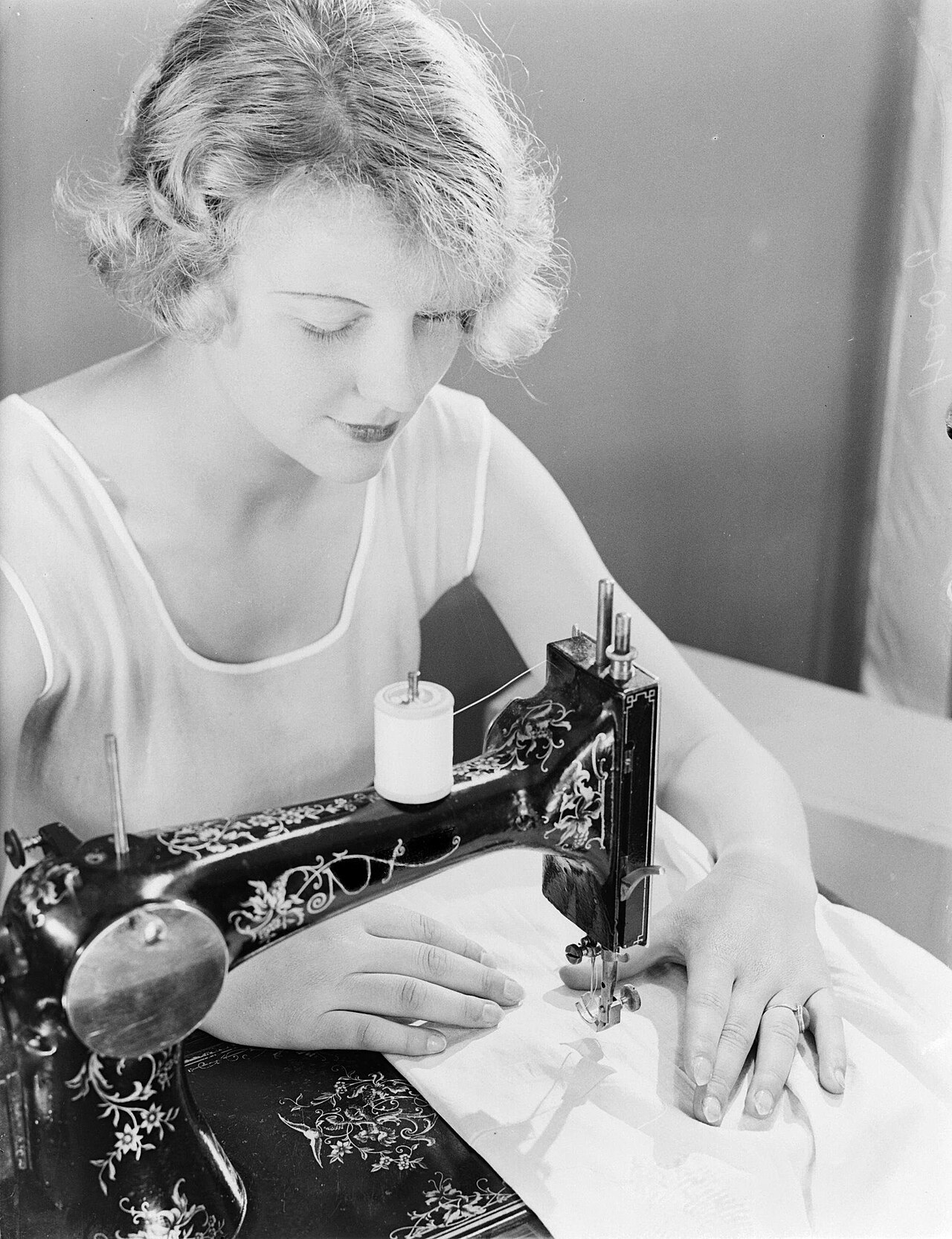 sewing textile (foto: Willem van de Poll / CC0, Wikimedia Commons)