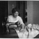 sewing textile (foto: George Grantham Bain Collection / Public domain, Wikimedia Commons)