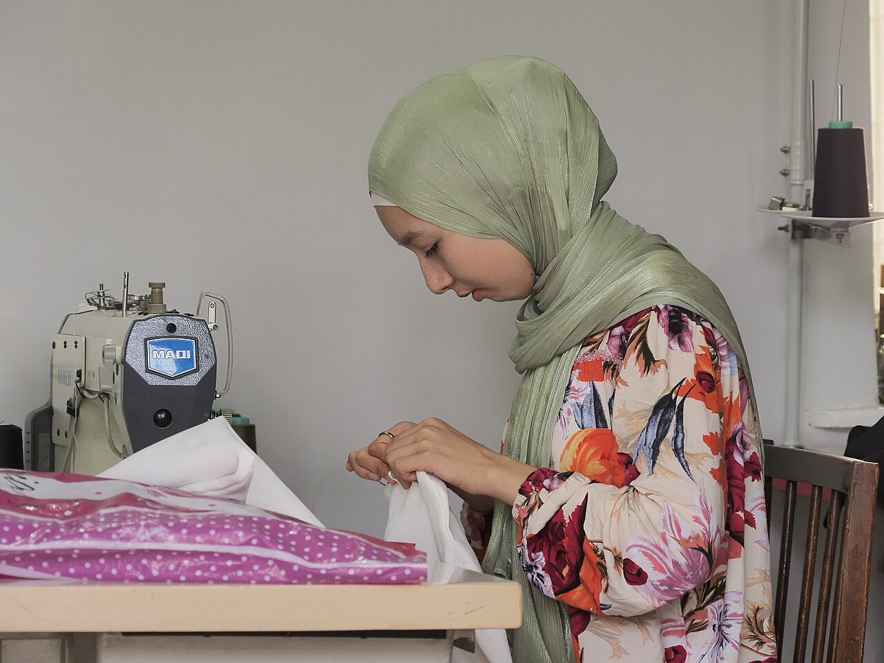 sewing textile (foto: Petar Milošević / CC BY-SA 4.0, Wikimedia Commons)