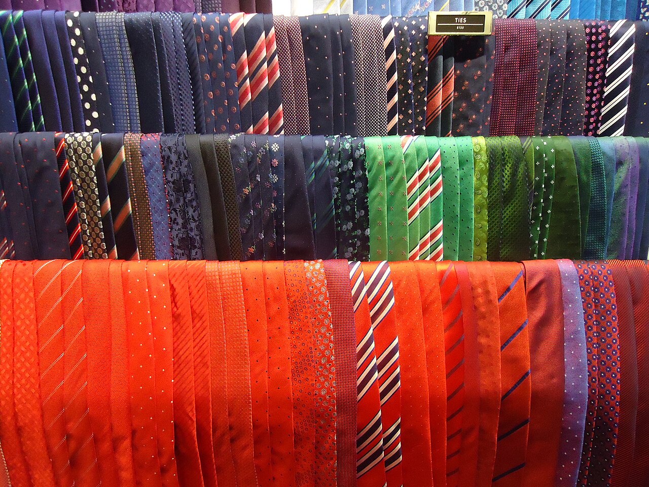 clothing store rack (foto: Tomwsulcer / CC0, Wikimedia Commons)