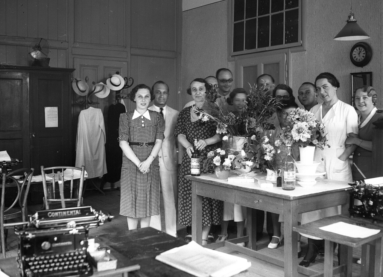 wardrobe garments (foto: FOTO:Fortepan — ID 73209: Adományozó/Donor: Lissák Tivadar. archive copy at the Wayback Machine / CC BY-SA 3.0, Wikimedia Commons)