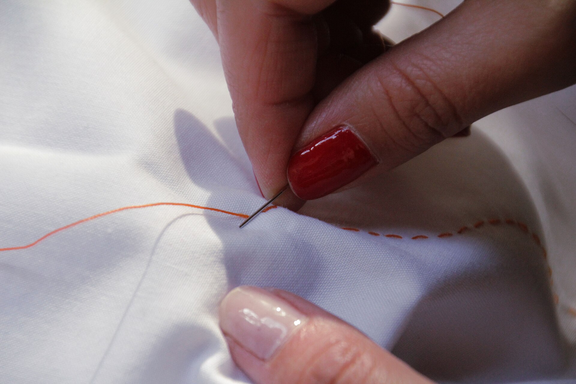 Il punto sashiko chiude uno strappo di due centimetri in un’ora