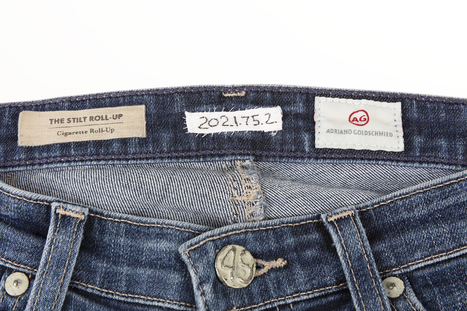 Rinforza il cavallo dei jeans quando il tessuto è liso, non dopo