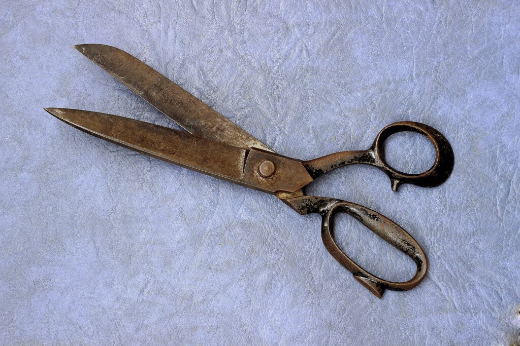 Forbici da sarto appoggiate su un tessuto di cotone piegato