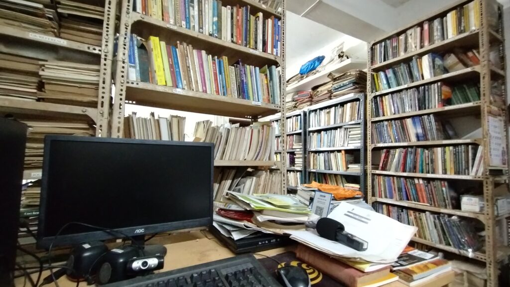 Postazione di lavoro con due schermi in uno studio di progettazione di abbigliamento