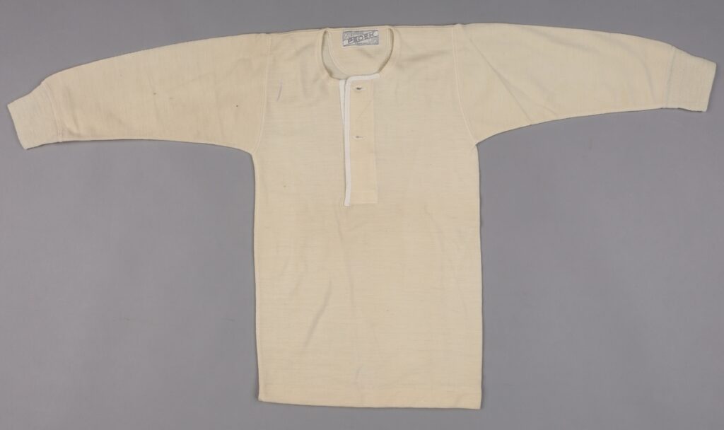 Maglione di lana piegato con cura sopra un ripiano di legno chiaro