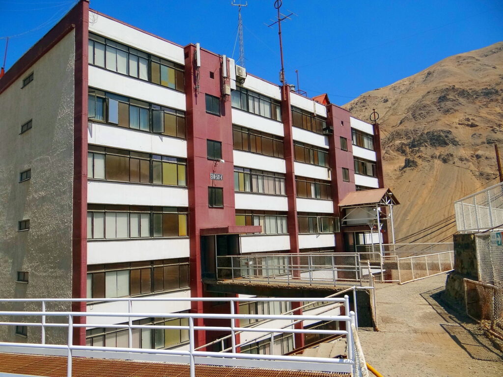 Facciata di un edificio residenziale con balconi ripetuti e panni stesi ad asciugare
