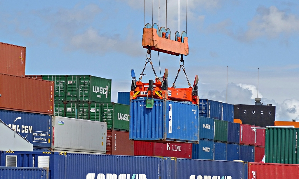 Container da trasporto impilati in banchina in attesa di essere caricati su una nave