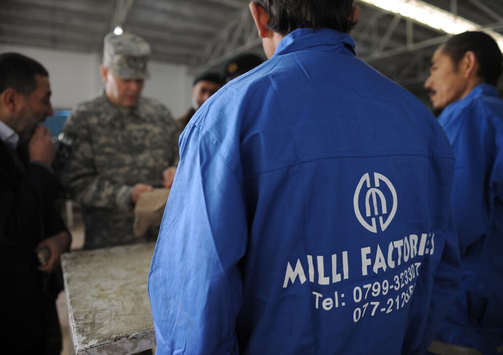 Appunti su una tavoletta portablocco appoggiata su un banco di lavoro in una fabbrica