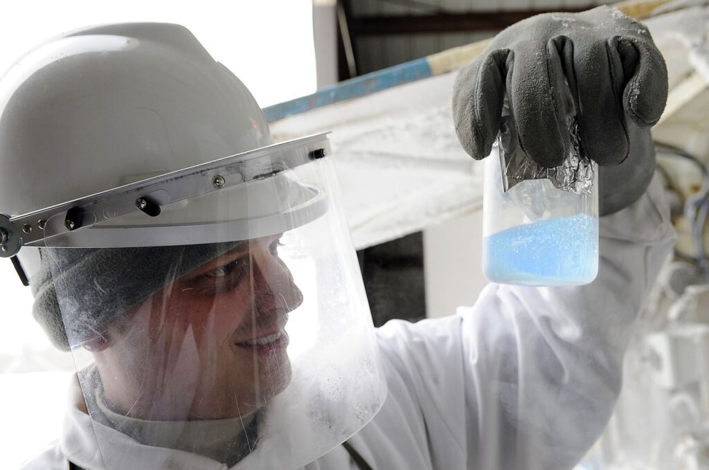 Becher di vetro con liquidi trasparenti su un banco di laboratorio tessile