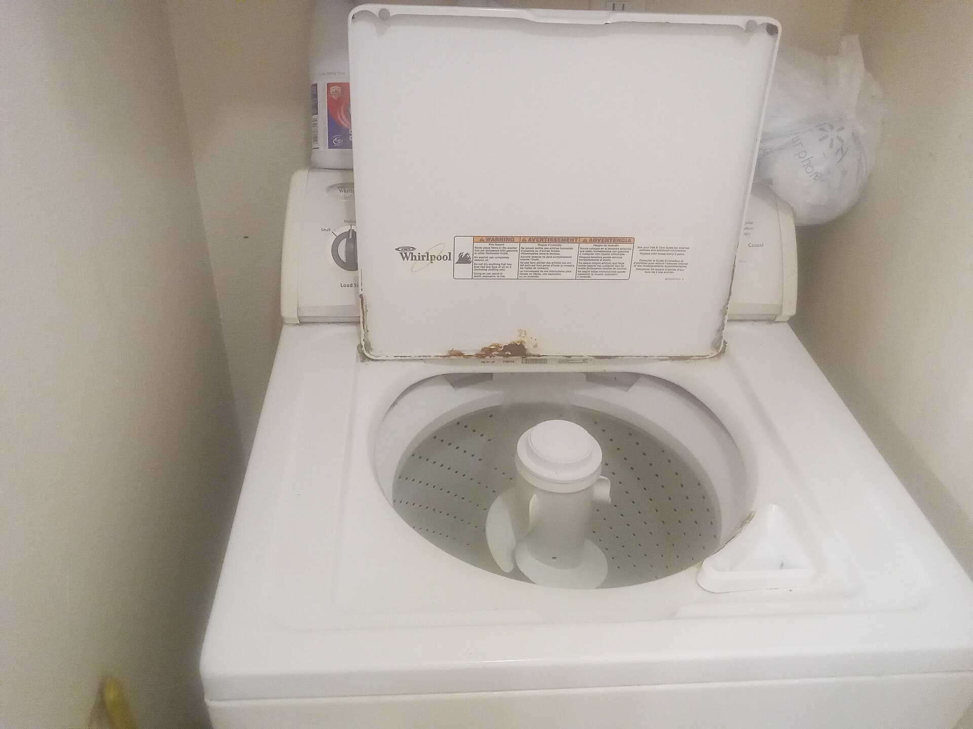 Filtro esterno collegato al tubo di scarico di una lavatrice per trattenere le microfibre