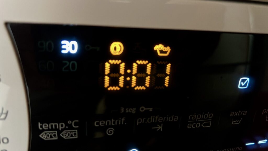 Pannello comandi di una lavatrice con il programma a ciclo rapido selezionato
