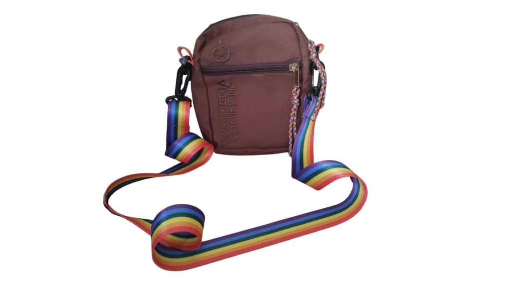 Tracolla di una borsa appoggiata sulla spalla sopra un maglione a maglia fitta