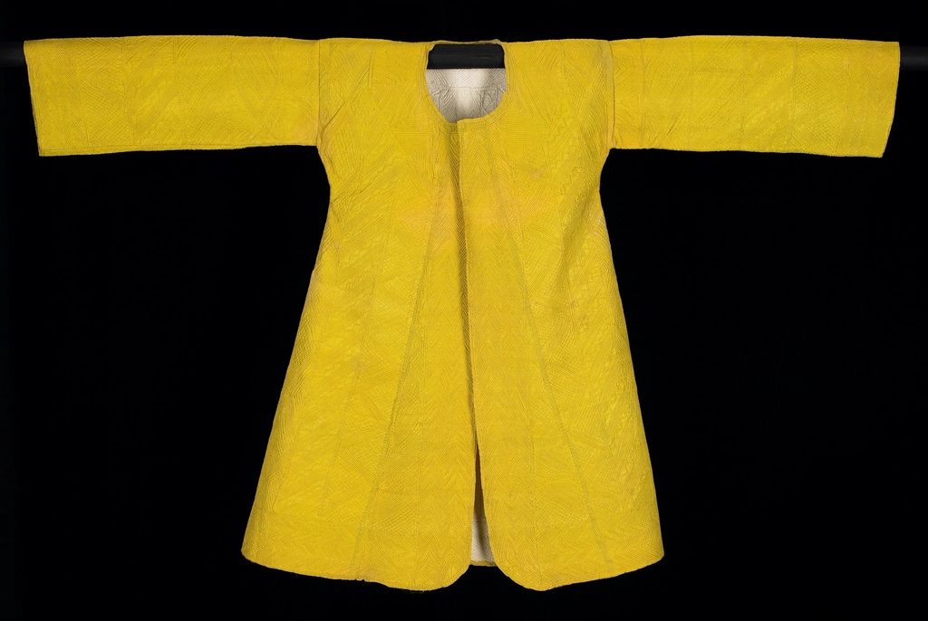 Interno di un cappotto con la fodera cucita e il fondo lasciato libero
