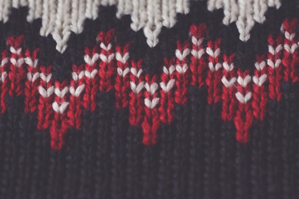 Manica di un maglione di lana con la lavorazione a maglia visibile in dettaglio